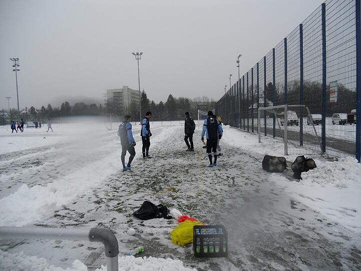 Hart , härter, Alexander Schmidt. Der Trainer des TSV 1860 schickte seine Jungs am Montagvormittag trotz klirrender Kälte, Schneeregen und schneebedeckten Trainingsplätzen raus zum Anschwitzen. Am Abend spielen die Löwen gegen den 1. FC Kaiserslautern. Die Bilder vom Matsch-Training