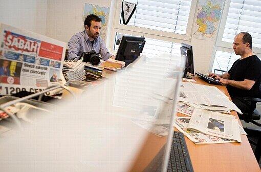 Journalisten der türkischen Zeitung "Sabah" in ihrer Redaktion in Walldorf in Hessen.