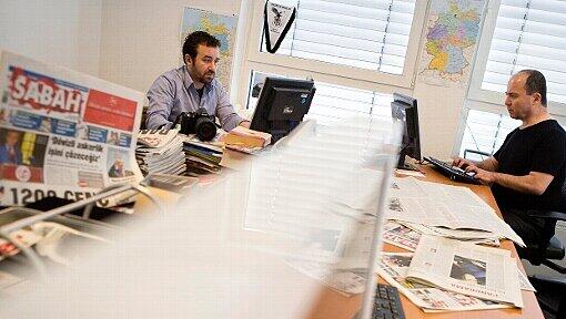 Journalisten der türkischen Zeitung "Sabah" in ihrer Redaktion in Walldorf in Hessen. Journalisten der türkischen Zeitung "Sabah" in ihrer Redaktion in Walldorf in Hessen.