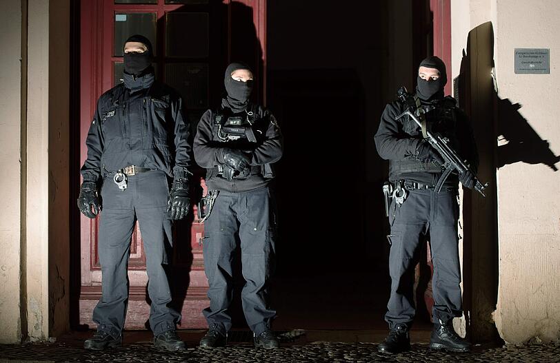 Spezialeinsatzkräfte haben am Freitag mehrere Wohnungen in Berlin durchsucht und Haftbefehle gegen Verdächtige aus der Islamistenszene vollstreckt.