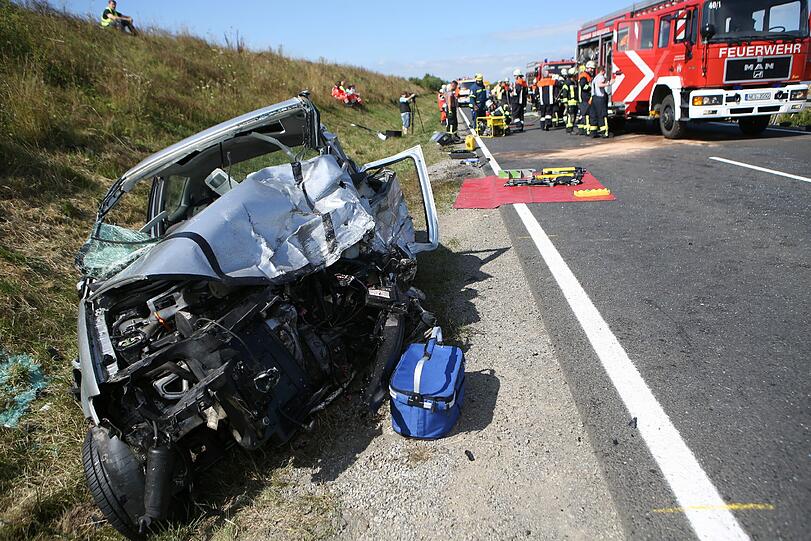 Horror-Unfall in Unterfranken: Bei dem Frontal-Crash kommen zwei Menschen ums Leben.