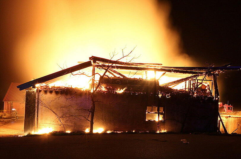 Eine komplett zerstörte Maschinenhalle und ein Großaufgebot der Feuerwehr: Die Bilder aus Baumhaum.