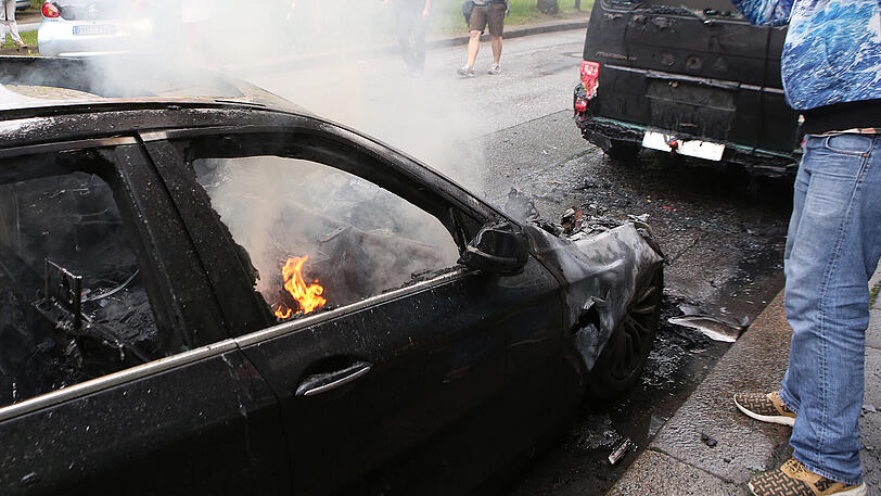 Nachwirkungen der Krawallnacht vor dem Gipfel-Auftakt am Freitag: Abgebrannte Autowracks - einige von ihnen brennen sogar noch.