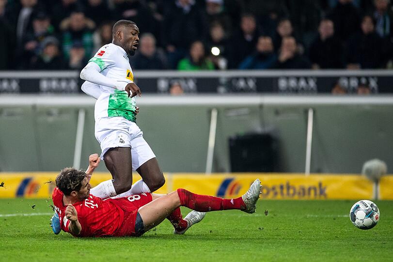 Löchrige Abwehr: Martínez verursacht gegen Thuram den Elfer, den in der Nachspielzeit Bensebaini zum 2:1 für Gladbach verwandelt.