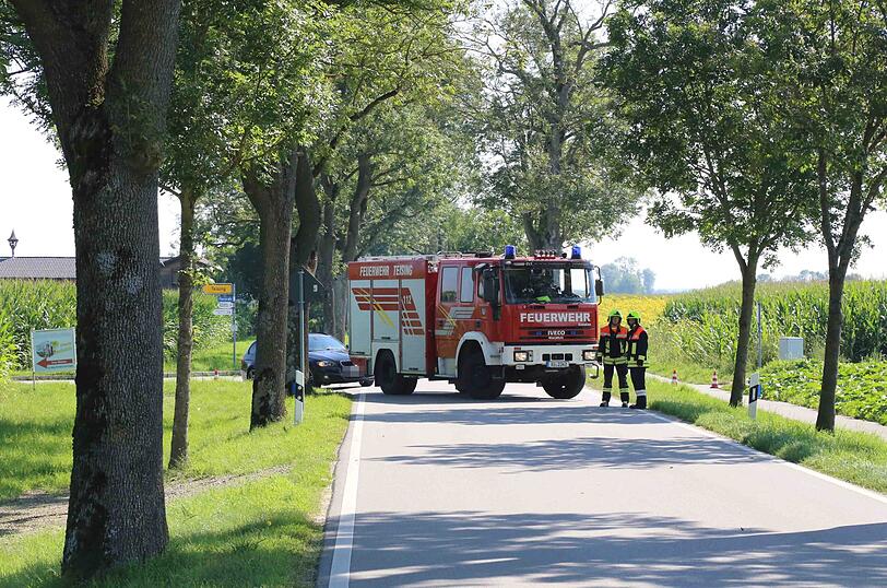 Der Mercedes kam aus bislang unbekannter Ursache von der Fahrbahn ab und prallte gegen einen Baum - der Fahrer starb noch an der Unfallstelle.