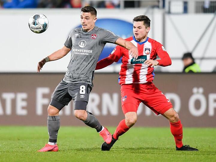 Nikola Dovedan (l.) vom 1. FC Nürnberg in Aktion gegen Marnon Busch vom 1. FC Heidenheim. Foto: Tom Weller/dpa