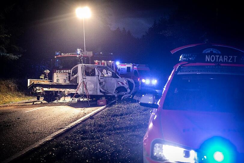 Bei dem missglückten Überholmanöver prallte ein VW Transporter frontal in einen Skoda, beide Fahrer wurden schwer verletzt.