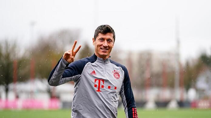 Robert Lewandowski kommt auf den Trainingsplatz.