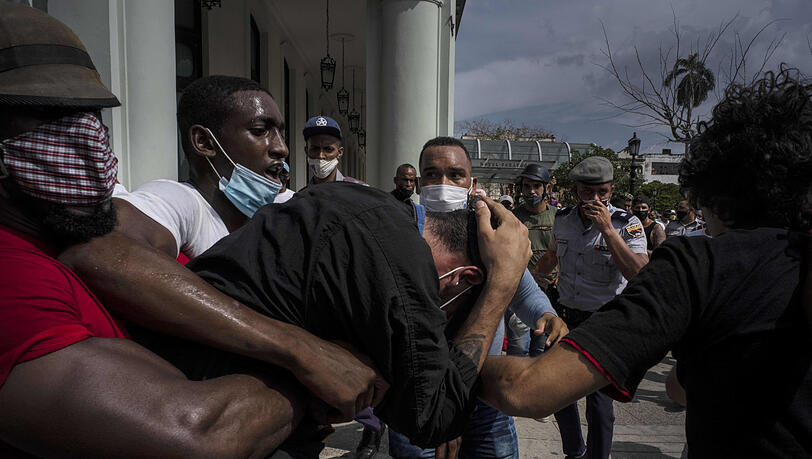 "Verwandte wissen oft wochenlang nicht, wo sie sind": Ein regimekritischer Demonstrant wird in Havanna von Polizisten in Zivil verhaftet.