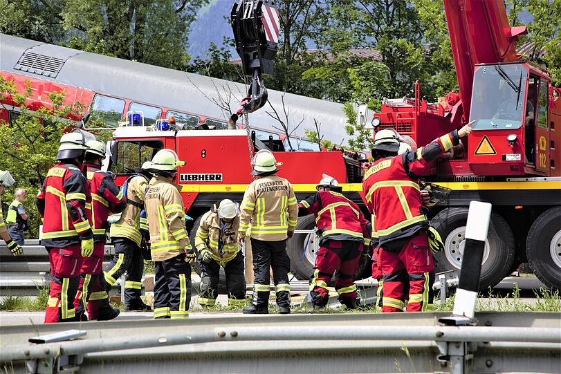 Zahlreiche Einsatz- und Rettungskräfte sind nach einem schweren Zugunglück im Einsatz.