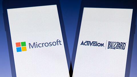 Die Logos des amerikanischen multinationalen Technologiekonzerns Microsoft und des Videospielunternehmens Activision Blizzard.