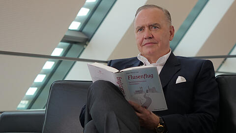 Autor Peter Löw mit einem seiner Bücher.