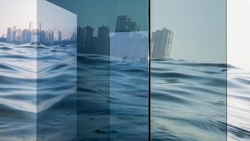 Spiegelungen der bizarren Art? Oder sind New York und Mumbai gar nicht so weit von einander entfernt? Die 2014 bei einer Skitour t&ouml;dlich verungl&uuml;ckte Sabine Haubitz und Stefanie Zoche haben sich mit der Videoinstallation &bdquo;High Tide&ldquo; aufs ansteigende Meer konzentriert.