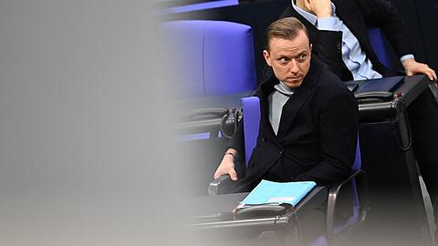 Gegen den 33-j&auml;hrigen Ahmetovic werde wegen des Tatvorwurfs der Beihilfe zu wettbewerbsbeschr&auml;nkenden Absprachen bei Ausschreibungen in Tateinheit mit Verletzung von Gesch&auml;ftsgeheimnissen ermittelt, sagte ein Sprecher der Staatsanwaltschaft Hannover der Deutschen Presse-Agentur. (Archivbild)
