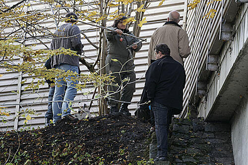 Tod am Lärmschutzwall: Unterhalb der Brücke an der B471 in Karlsfeld wurde die skelettierte Leiche von Zouzouna I. gefunden.