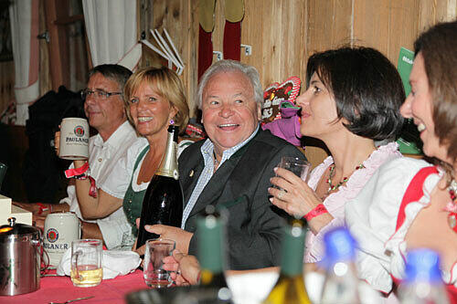 Bei der Party von Radio Gong im Weinzelt machen es die Promi-Gäste vor &ndash; Champagner ist eben einfach das bessere Bier