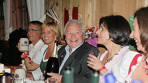Bei der Party von Radio Gong im Weinzelt machen es die Promi-Gäste vor &ndash; Champagner ist eben einfach das bessere Bier