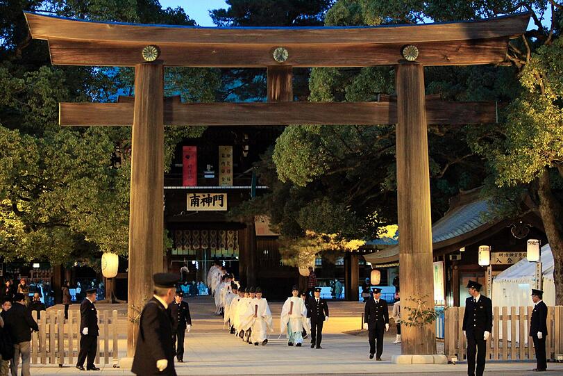 Shinto-Priester verlassen den heiligen Meiji Schrein nach der Reinigungszeremonie.