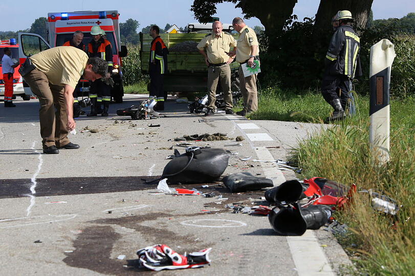Heftiger Unfall bei Mühldorf: Ein junger Mann stürzte mit seinem Motorrad und geriet unter den Anhänger eines Traktors.
