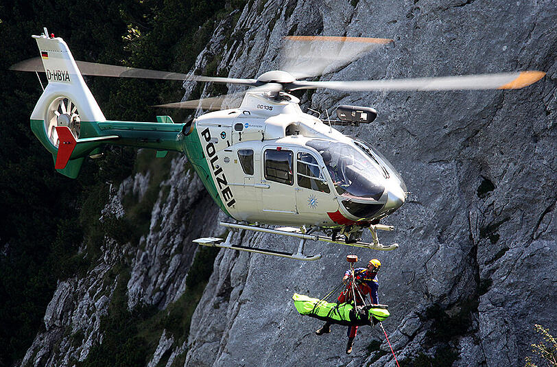 Beamte der Alpinen Einsatzgruppe der bayerischen Polizei bei einem Übungseinsatz an der Kampenwand bei Aschau.