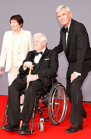 Helmut Schmidt (M), seine Freundin Ruth Loah und Michael Otto posieren am 13.04.2013 in Hamburg auf dem roten Teppich zum 70. Geburtstag des Unternehmers Michael Otto.