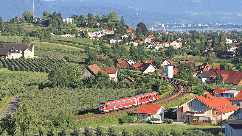 Eine Regionalbahn bei Bodolz auf der Fahrt im Landkreis Lindau.