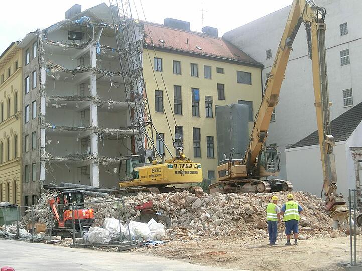 Wo einst ein Haus stand, klafft jetzt (vorübergehend) ein großes Loch: Die Baulücke in der Theresienstraße.