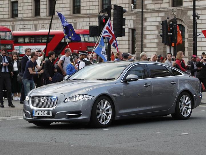Boris Johnsons Limousine fährt auf dem Weg ins Unterhaus an Demonstranten vorbei.