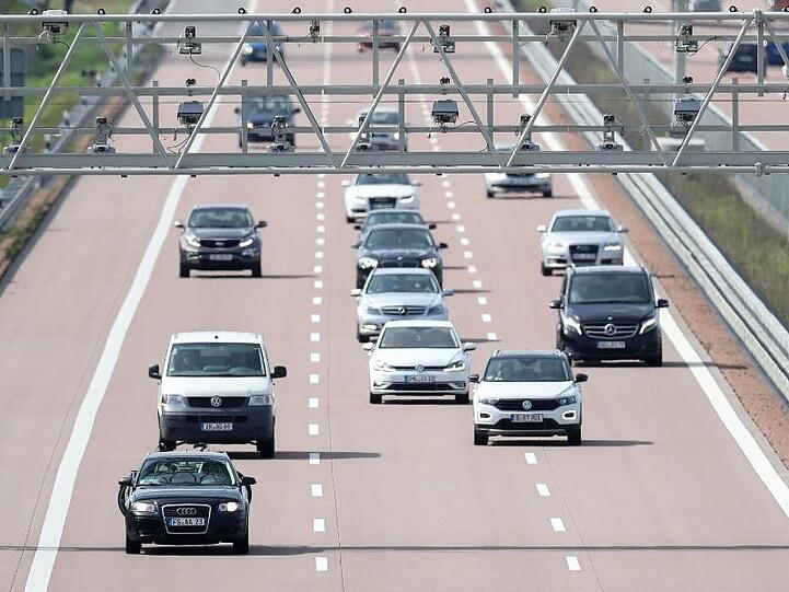 Pkw und Transporter fahren auf der Autobahn. Foto: Jan Woitas/Archivbild