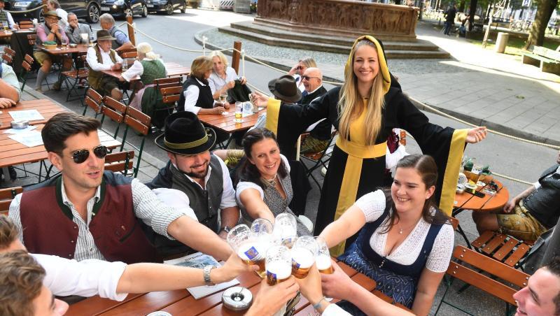 Viktoria Ostler, das Münchner Kindl, zeigt sich vor dem Gasthaus Isarthor kurz vor dem Ende der WirtshausWiesn 2021 mit ihren Freunden.