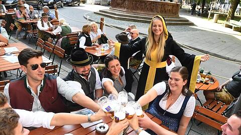 Viktoria Ostler, das Münchner Kindl, zeigt sich vor dem Gasthaus Isarthor kurz vor dem Ende der WirtshausWiesn 2021 mit ihren Freunden.
