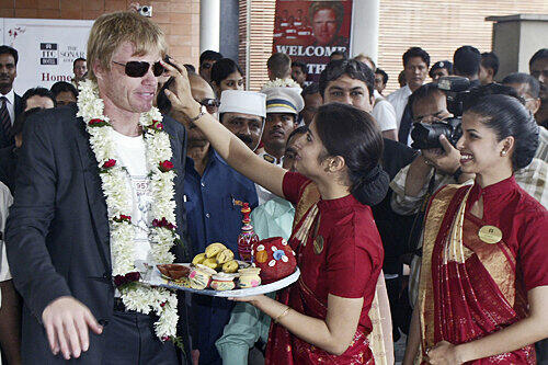 Ein Superstar auch in Indien: Oliver Kahn wurde in Kalkutta, wo er gestern sein letztes Pflichtspiel für den FC Bayern bestritt, gefeiert.