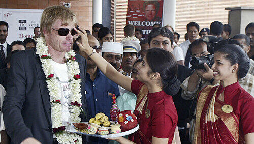 Ein Superstar auch in Indien: Oliver Kahn wurde in Kalkutta, wo er gestern sein letztes Pflichtspiel für den FC Bayern bestritt, gefeiert. Ein Superstar auch in Indien: Oliver Kahn wurde in Kalkutta, wo er gestern sein letztes Pflichtspiel für den FC Bayern bestritt, gefeiert.
