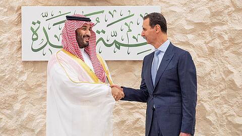 Der saudiche Kronprinz Mohammed bin Salman (l) empfängt Syriens Machthaber Baschar al-Assad.