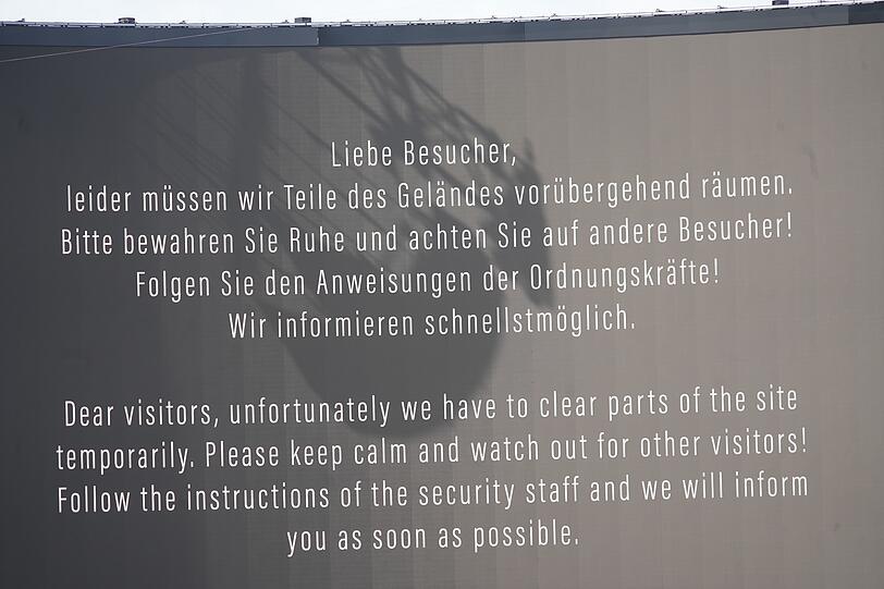 Über 70.000 Fans pro Konzert, und was passiert bei einem Notfall auf dem Adele-Konzert in München? Die Veranstalter haben einen entsprechenden Plan. Besucher bekommen diese Ansicht in großem Format auf dem Giga-Bildschirm angezeigt.