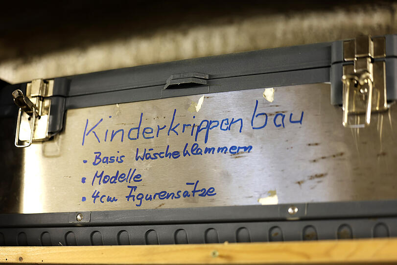 In den engen Räumen unter der Kirche ist alles voll mit Material und Krippeneinzelteilen.