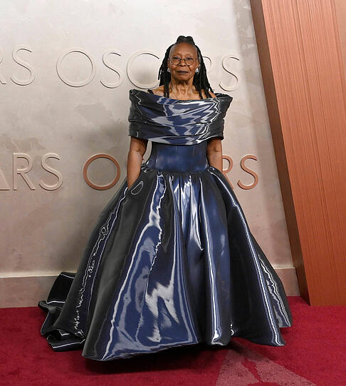 Oscar-Trägerin Whoopi Goldberg schimmert wahrlich in einer Robe von Christian Siriano auf dem roten Teppich. Ich hätte ihr zu einem anderen Kleid geraten. Die futuristische Robe lässt leider die fantastische Whoopi nicht so strahlen wie sie es verdient hat.