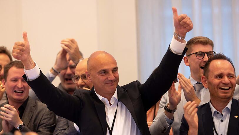 In Dortmund, der drittgrößten Stadt in NRW, unterlag SPD-Amtsinhaber Thomas Westphal nach einem Kopf-an-Kopf-Rennen gegen den CDU-Herausforderer Alexander Omar Kalouti. In Dortmund, der drittgrößten Stadt in NRW, unterlag SPD-Amtsinhaber Thomas Westphal nach einem Kopf-an-Kopf-Rennen gegen den CDU-Herausforderer Alexander Omar Kalouti.