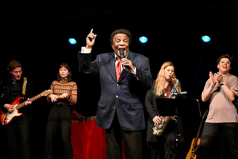 Roberto Blanco singt zum Abschluss von Hullis