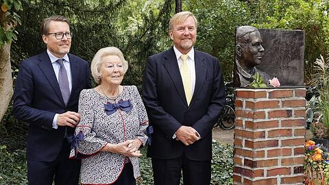 Prinzessin Beatrix besuchte mit ihren S&ouml;hnen K&ouml;nig Willem-Alexander (r.) und Prinz Constantijn in Hitzacker unter anderem das Prinz-Claus-Denkmal.