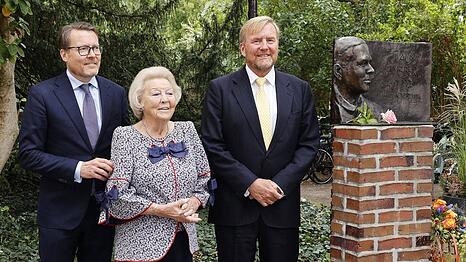 Prinzessin Beatrix besuchte mit ihren S&ouml;hnen K&ouml;nig Willem-Alexander (r.) und Prinz Constantijn in Hitzacker unter anderem das Prinz-Claus-Denkmal.