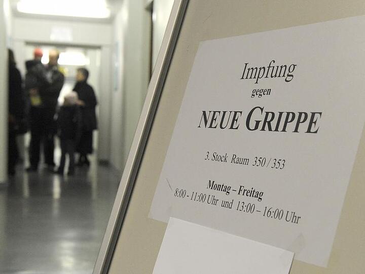 Patienten warten auf die Impfung gegen Schweinegrippe
