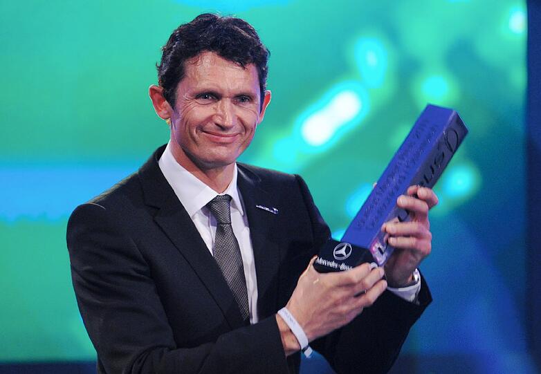 Der deutsche Radsportler Michael Teuber hält bei der Verleihung des Laureus Medien Preis 2011 seine Auszeichnung in den Händen. Teuber wurde mit dem Ehrenpreis für das größte Engagement für Laureus ausgezeichnet.