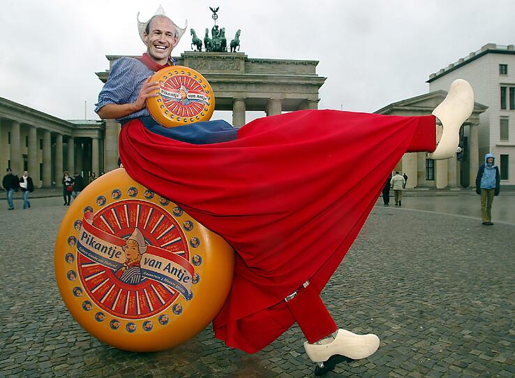 Endlich alles Käse - Frau Antje fand Klein-Arjen schon toll, noch bevor er überhaupt laufen, also sprinten, konnte. Seit den Sechziger Jahren lief die Kampagne &bdquo;Pikantje von Antje&ldquo;, die Fernsehwerbung mit der Musik von Klaus Doldinger. Im Lauf der Jahre musste die Antje öfter mal ausgetauscht werden, zum Beispiel, wenn sich eine mal wieder für den &bdquo;Playboy&ldquo; auszog. So was würde Arjen Robben natürlich nie tun. Aber für Käse aus Holland werben &ndash; das muss ein Mal im Jahr schon drin sein.