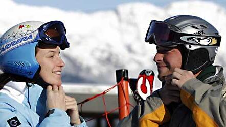 So ist's richtig: Mit Helm ist man beim Skifahren auf der sicheren Seite. Das sagt jetzt auch das Gericht. So ist's richtig: Mit Helm ist man beim Skifahren auf der sicheren Seite. Das sagt jetzt auch das Gericht.