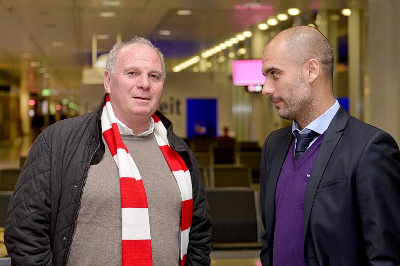 Die Bayern-Profis beim Abflug in München: Uli Hoeneß (l) und Pep Guardiola