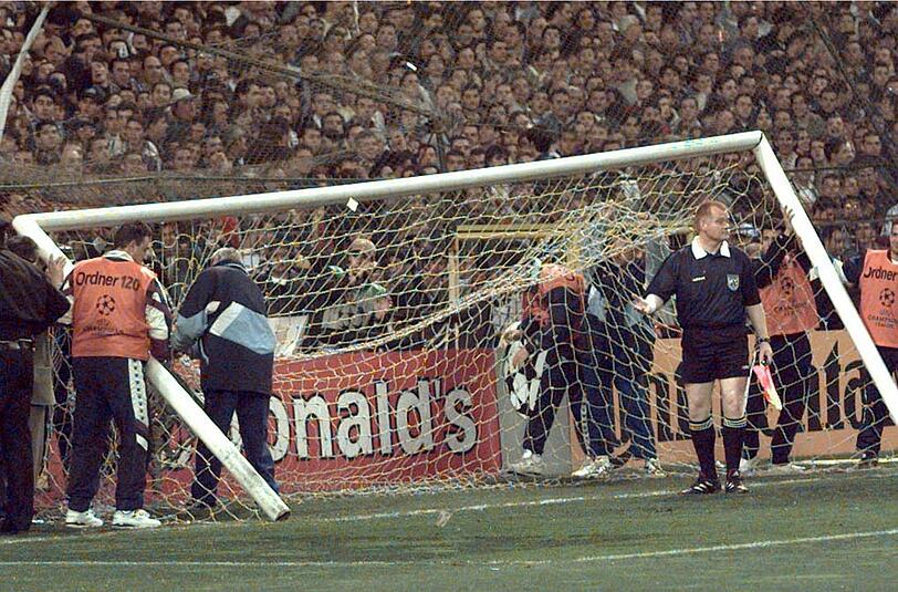 "Noch nie hätte ein Tor einem Spiel so gut getan." - Umgestürztes Tor in Bernabeu am 1. April 1998 vor dem Spiel zwischen Real Madrid und Borussia Dortmund.