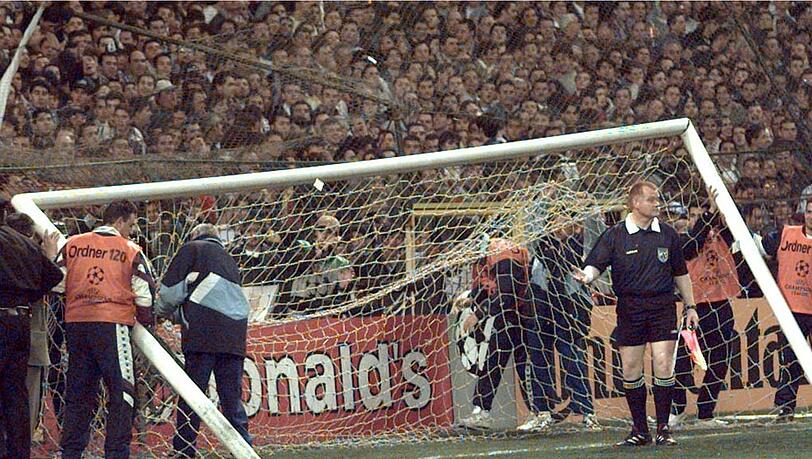 "Noch nie hätte ein Tor einem Spiel so gut getan." - Umgestürztes Tor in Bernabeu am 1. April 1998 vor dem Spiel zwischen Real Madrid und Borussia Dortmund.