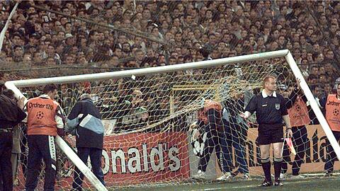 "Noch nie hätte ein Tor einem Spiel so gut getan." - Umgestürztes Tor in Bernabeu am 1. April 1998 vor dem Spiel zwischen Real Madrid und Borussia Dortmund.