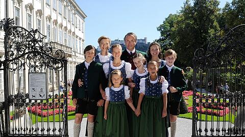 Der Kinderchor mit Uwe Kröger und Milica Jovanovic im Park von Schloss Mirabell.